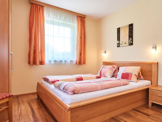 Appartement Michaela - Schlafzimmer mit Blick ins Badezimmer und in den großen Vorraum